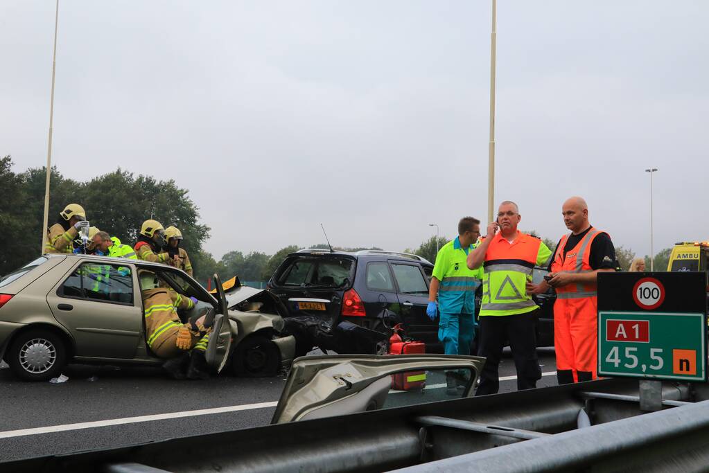 Snelweg dicht na ongeval met meerdere voertuigen