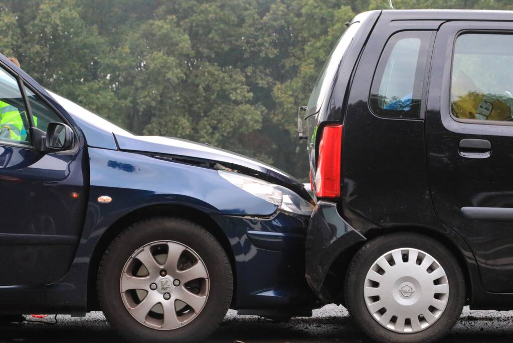 Snelweg dicht na ongeval met meerdere voertuigen