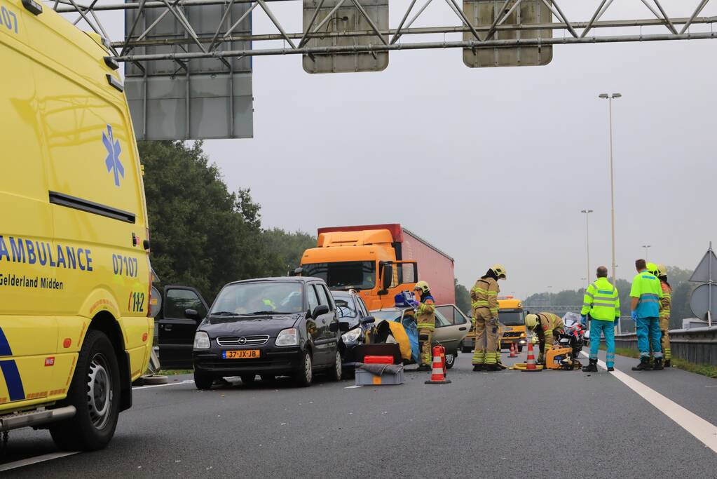 Snelweg dicht na ongeval met meerdere voertuigen