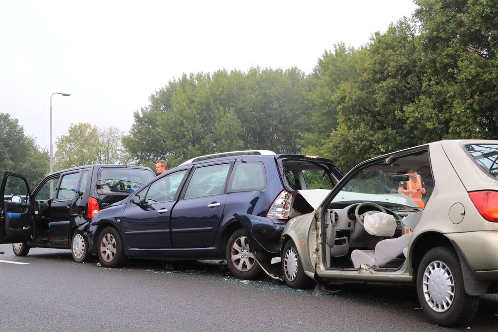 Snelweg dicht na ongeval met meerdere voertuigen