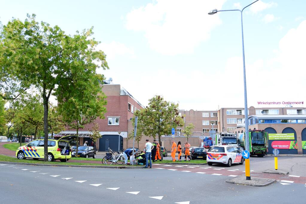 Fietsster gewond na aanrijding met vuilniswagen