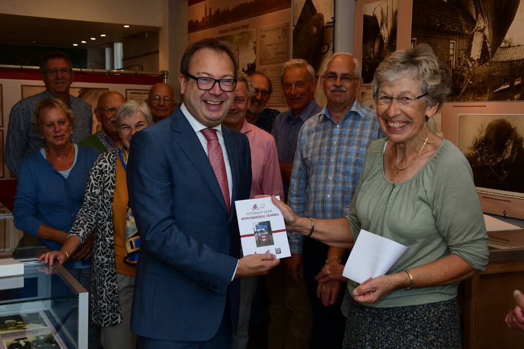 Burgemeester ontvangt eerste exemplaar nieuwe fietsroutekaart