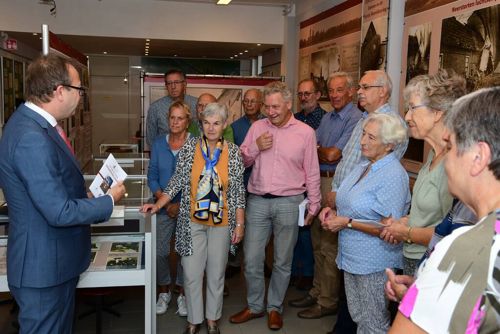 Burgemeester ontvangt eerste exemplaar nieuwe fietsroutekaart