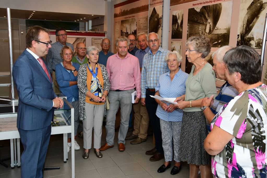 Burgemeester ontvangt eerste exemplaar nieuwe fietsroutekaart