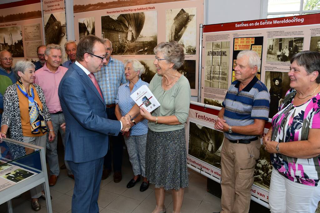 Burgemeester ontvangt eerste exemplaar nieuwe fietsroutekaart