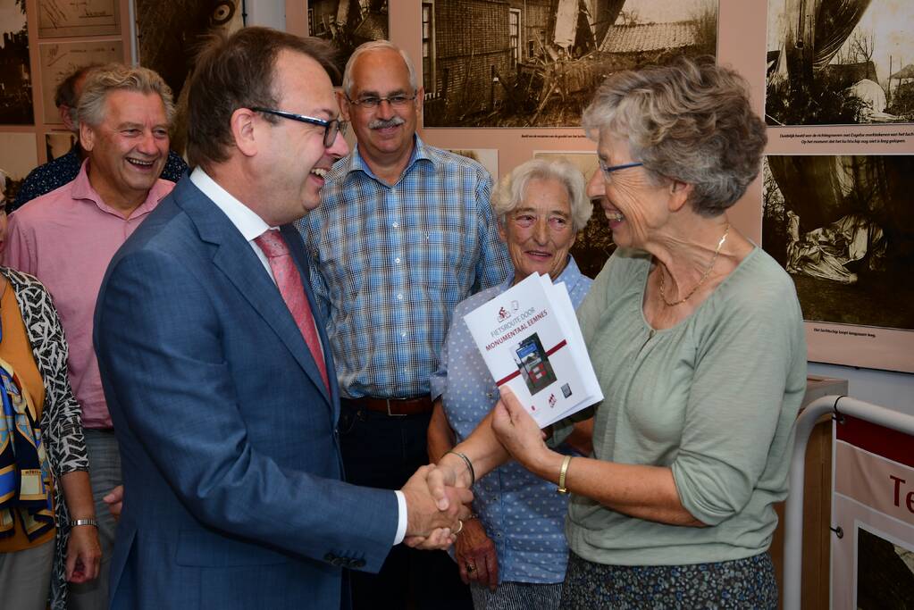 Burgemeester ontvangt eerste exemplaar nieuwe fietsroutekaart