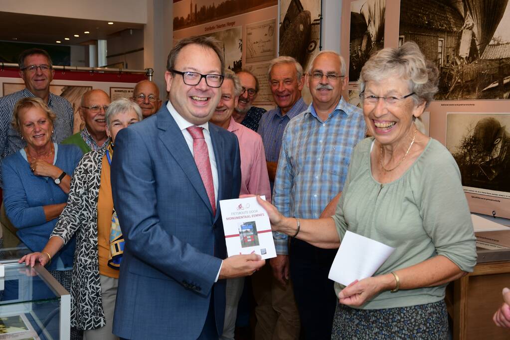 Burgemeester ontvangt eerste exemplaar nieuwe fietsroutekaart