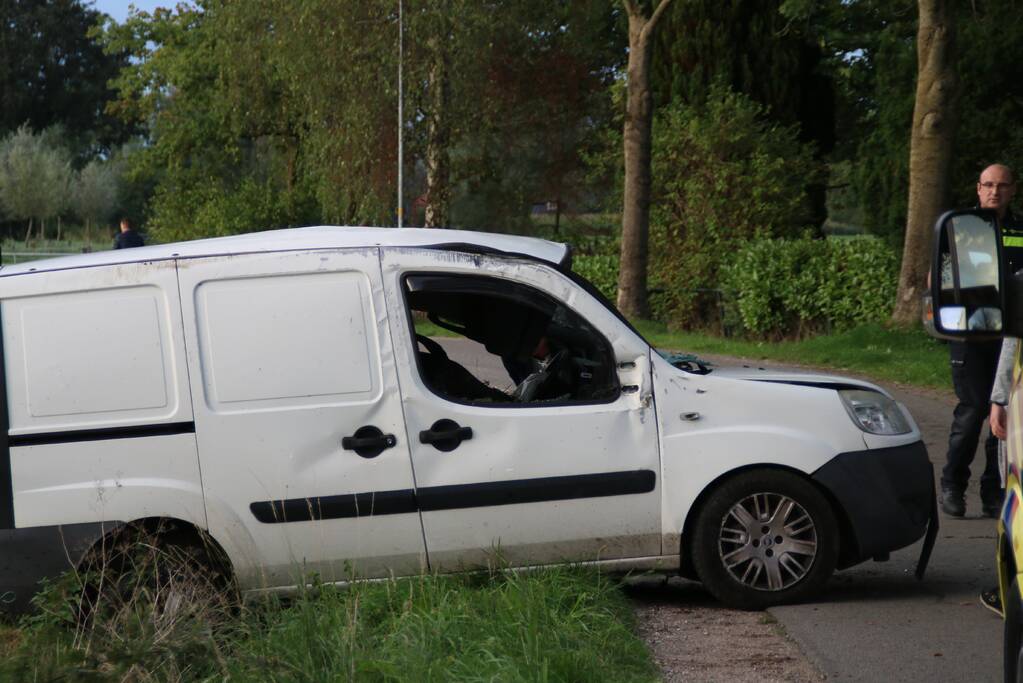 Bestuurder mist bocht en botst tegen boom