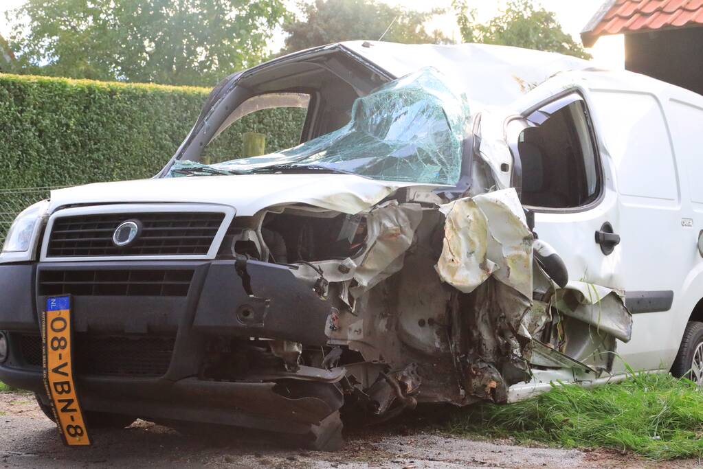 Bestuurder mist bocht en botst tegen boom