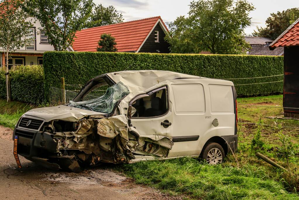 Bestuurder mist bocht en botst tegen boom