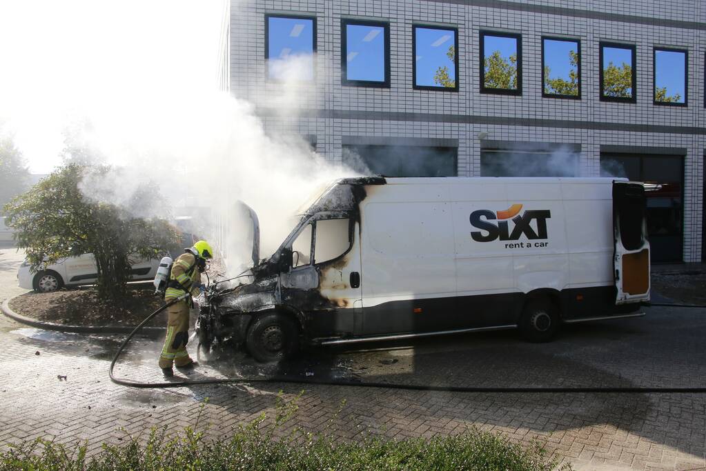 Bestelbus vol met pakketten in vlammen