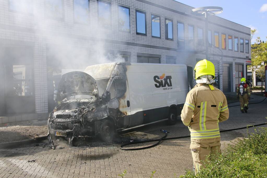 Bestelbus vol met pakketten in vlammen