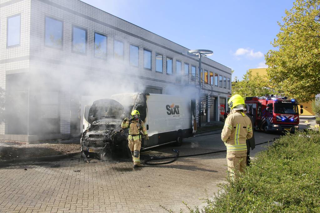 Bestelbus vol met pakketten in vlammen