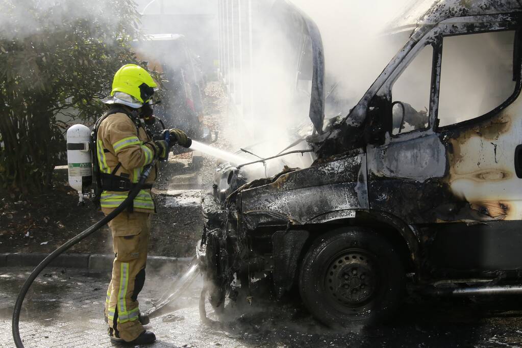 Bestelbus vol met pakketten in vlammen