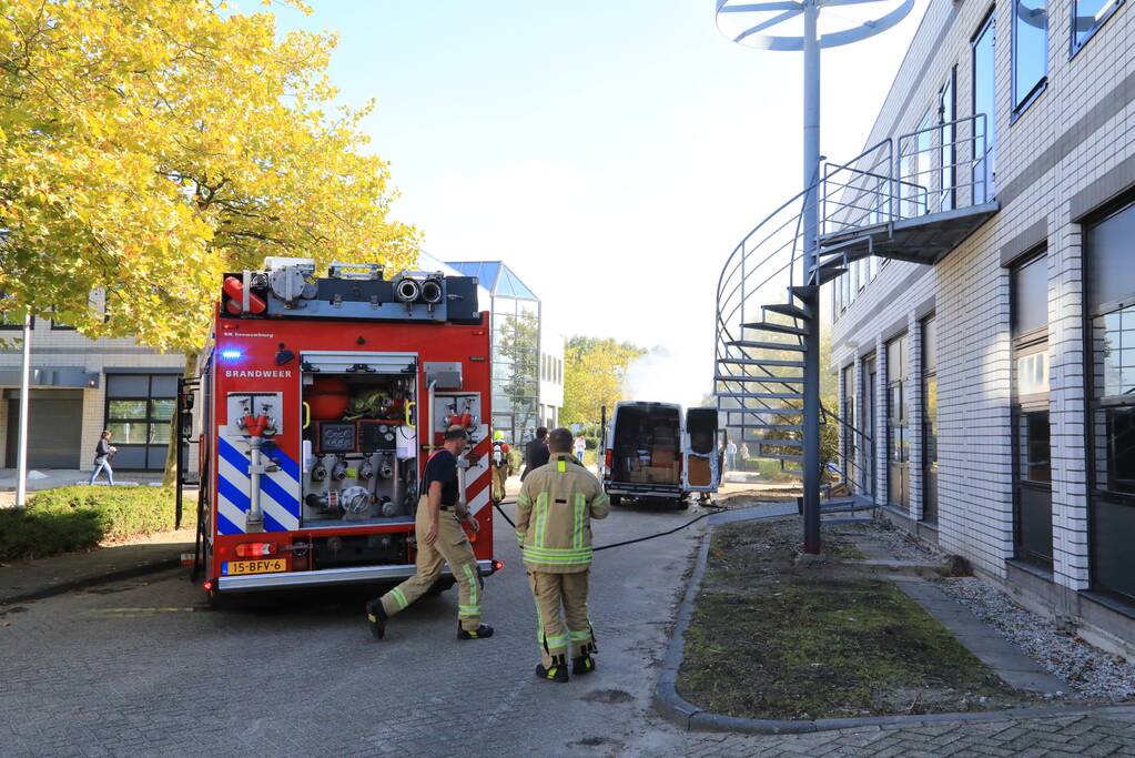 Bestelbus vol met pakketten in vlammen