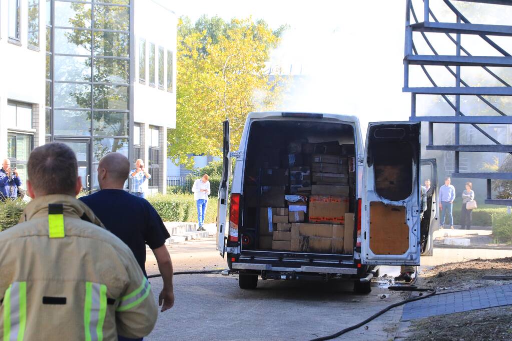 Bestelbus vol met pakketten in vlammen