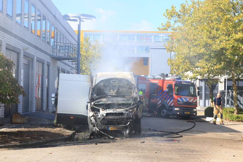 Bestelbus vol met pakketten in vlammen