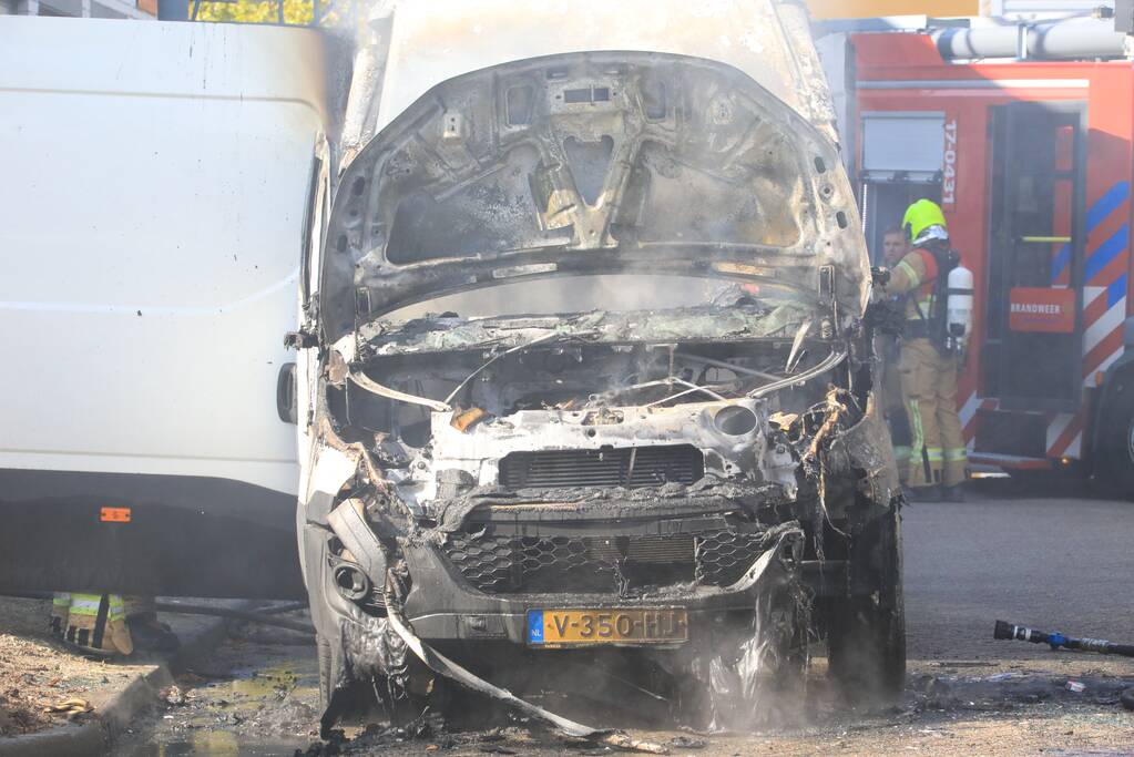 Bestelbus vol met pakketten in vlammen
