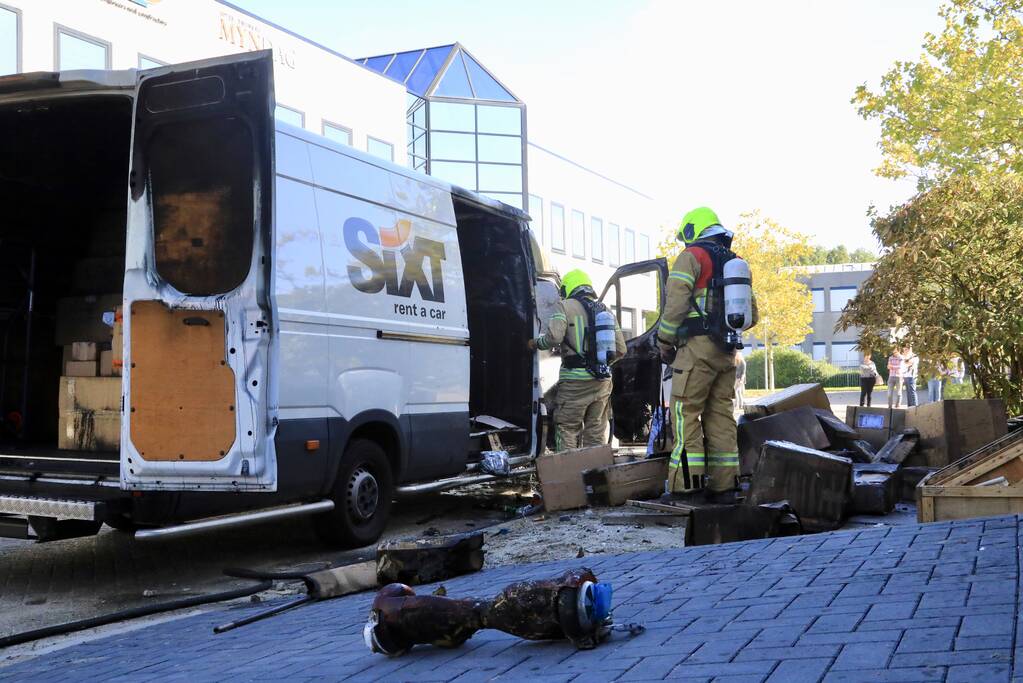 Bestelbus vol met pakketten in vlammen