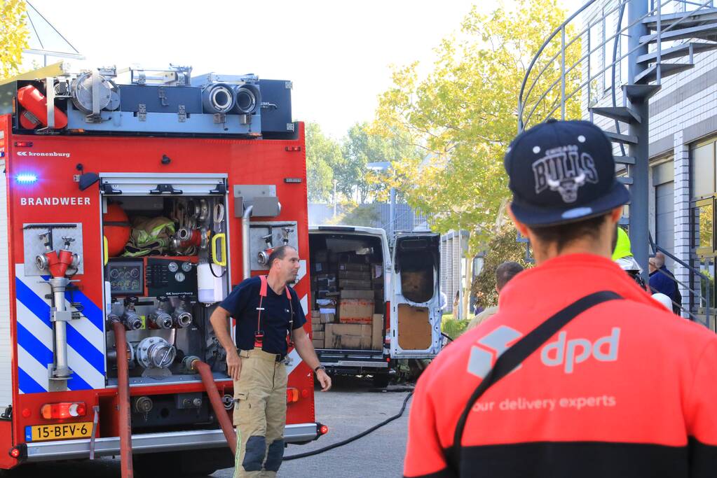 Bestelbus vol met pakketten in vlammen