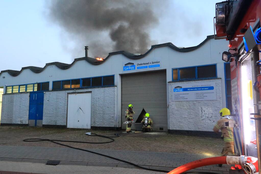 Uitslaande brand bij garagebedrijf