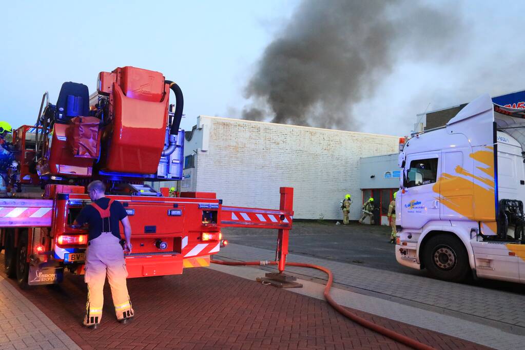 Uitslaande brand bij garagebedrijf