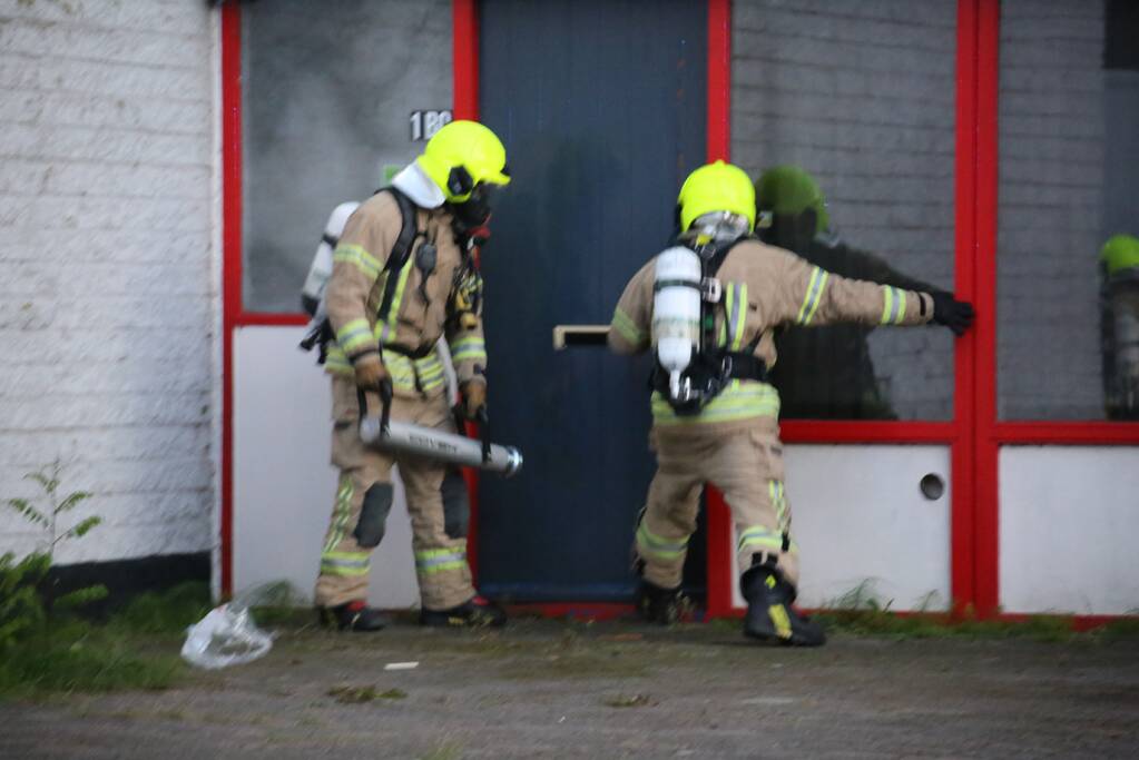Uitslaande brand bij garagebedrijf