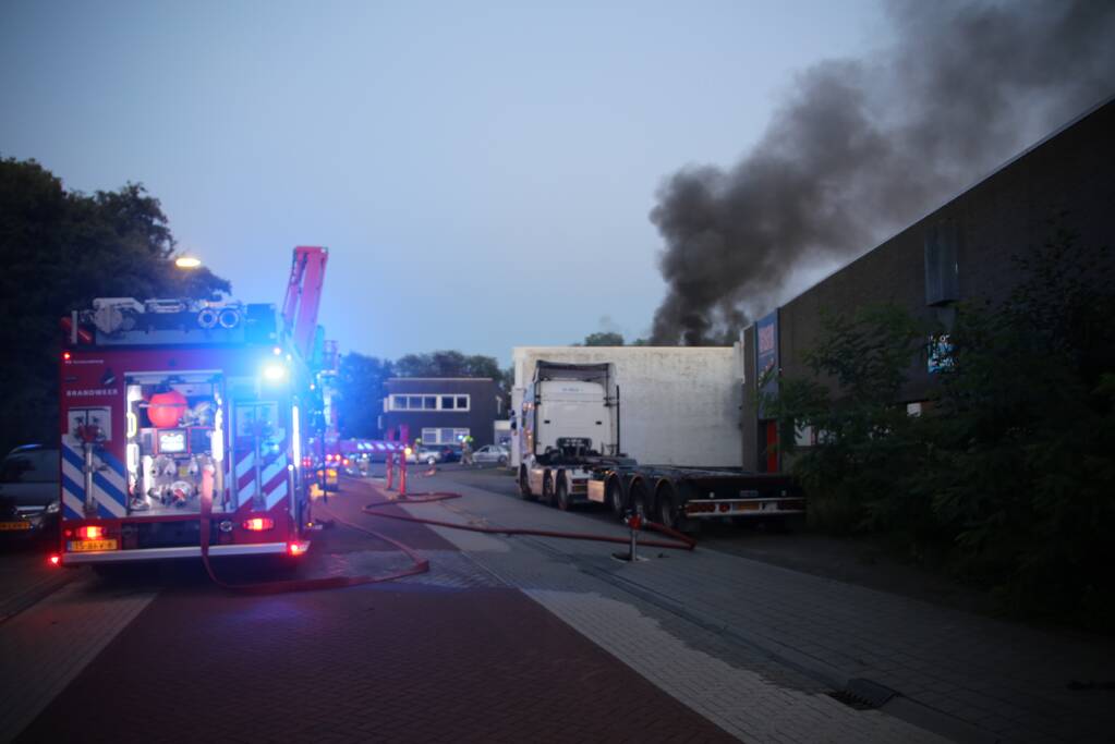 Uitslaande brand bij garagebedrijf