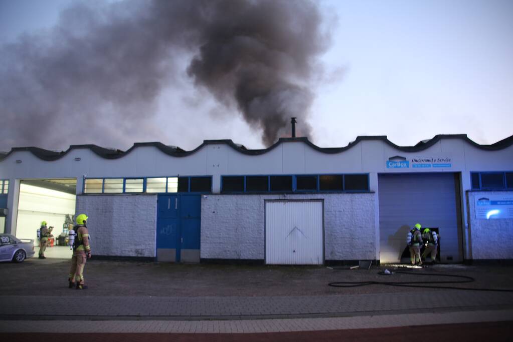Uitslaande brand bij garagebedrijf
