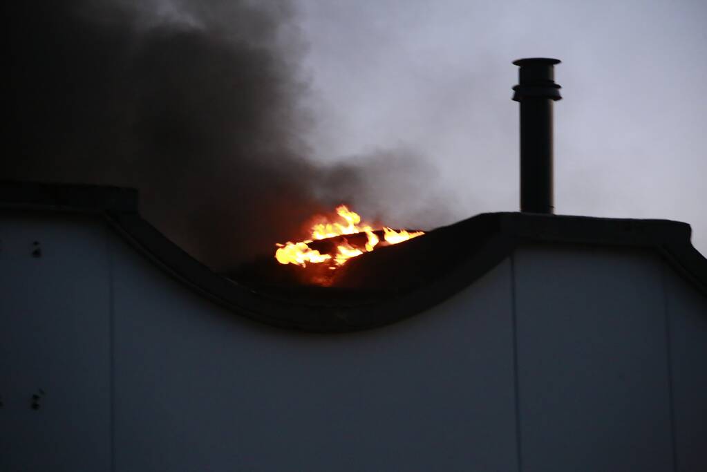 Uitslaande brand bij garagebedrijf