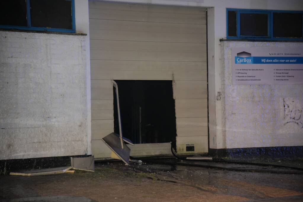 Uitslaande brand bij garagebedrijf