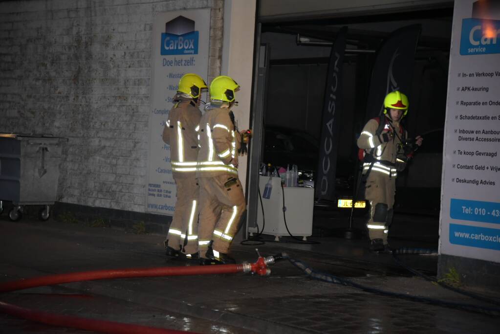 Uitslaande brand bij garagebedrijf