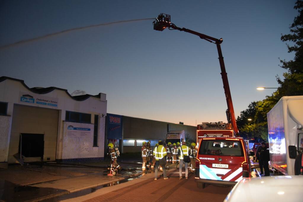 Uitslaande brand bij garagebedrijf