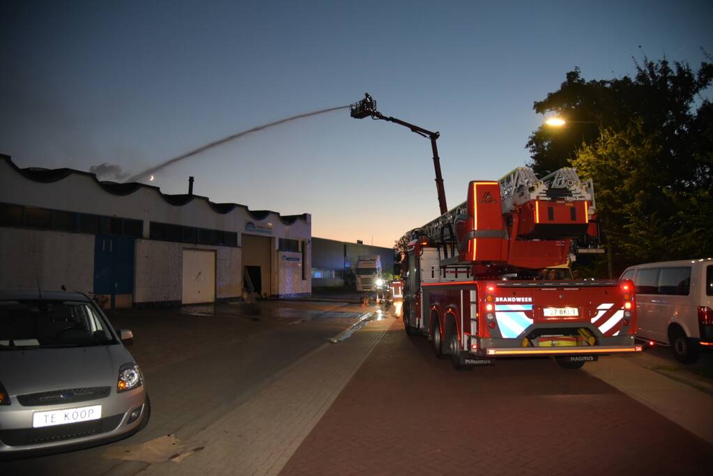 Uitslaande brand bij garagebedrijf