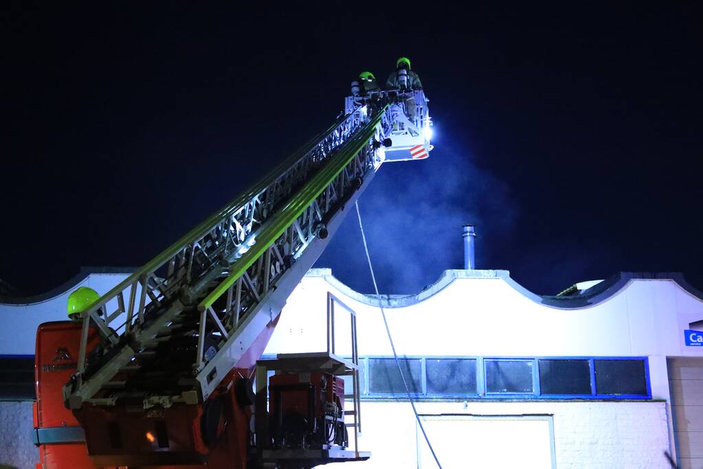 Uitslaande brand bij garagebedrijf