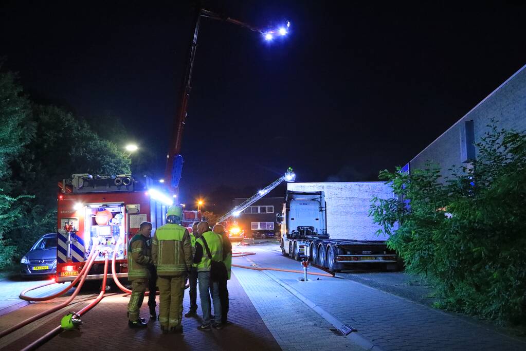 Uitslaande brand bij garagebedrijf
