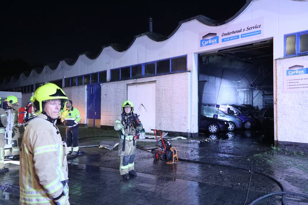 Uitslaande brand bij garagebedrijf