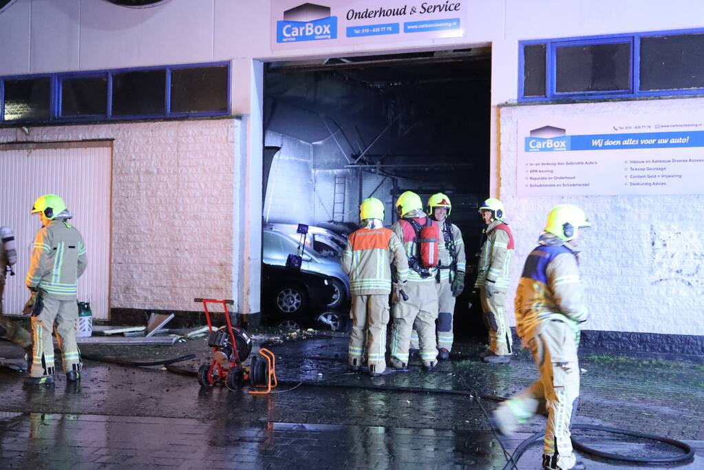 Uitslaande brand bij garagebedrijf
