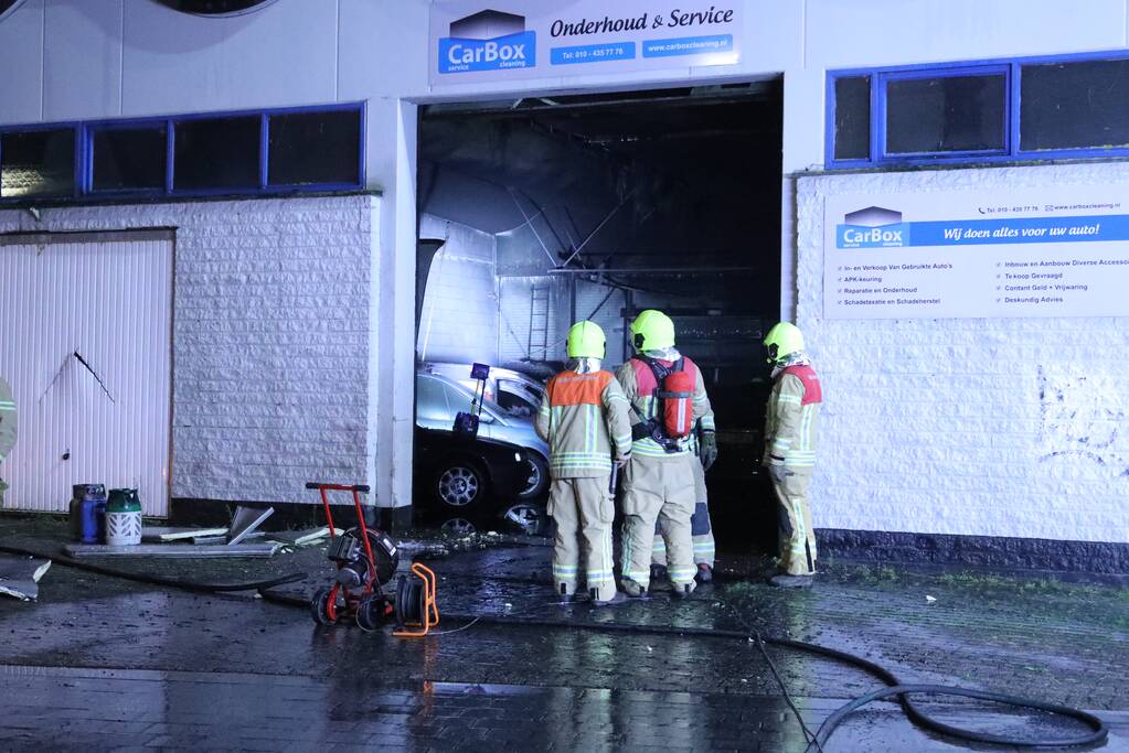 Uitslaande brand bij garagebedrijf