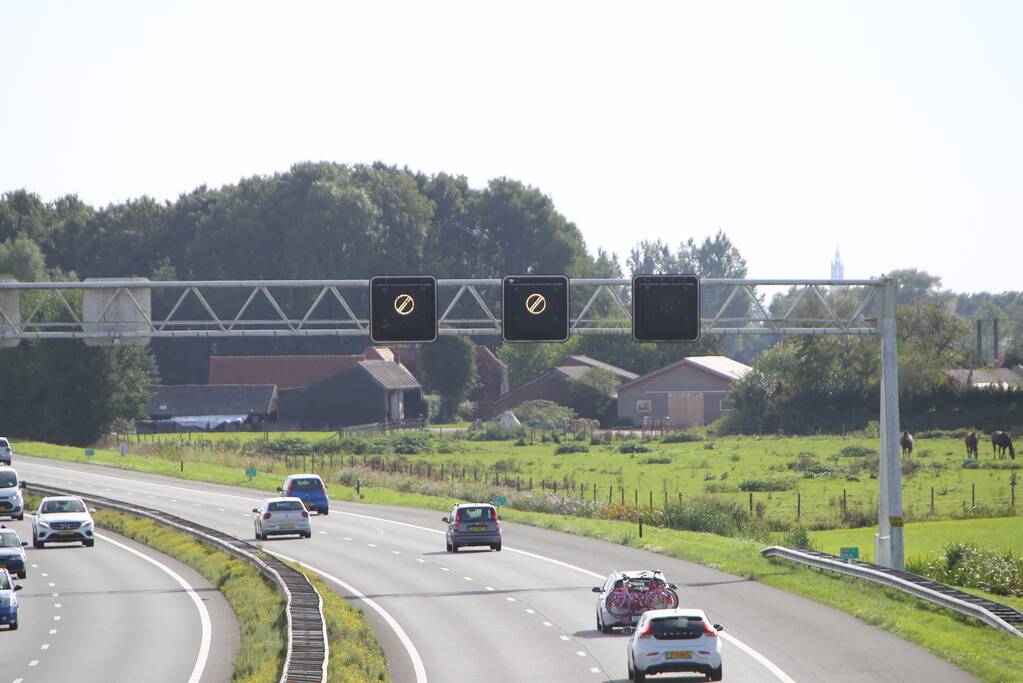 Rijstrook afgesloten door autobrand