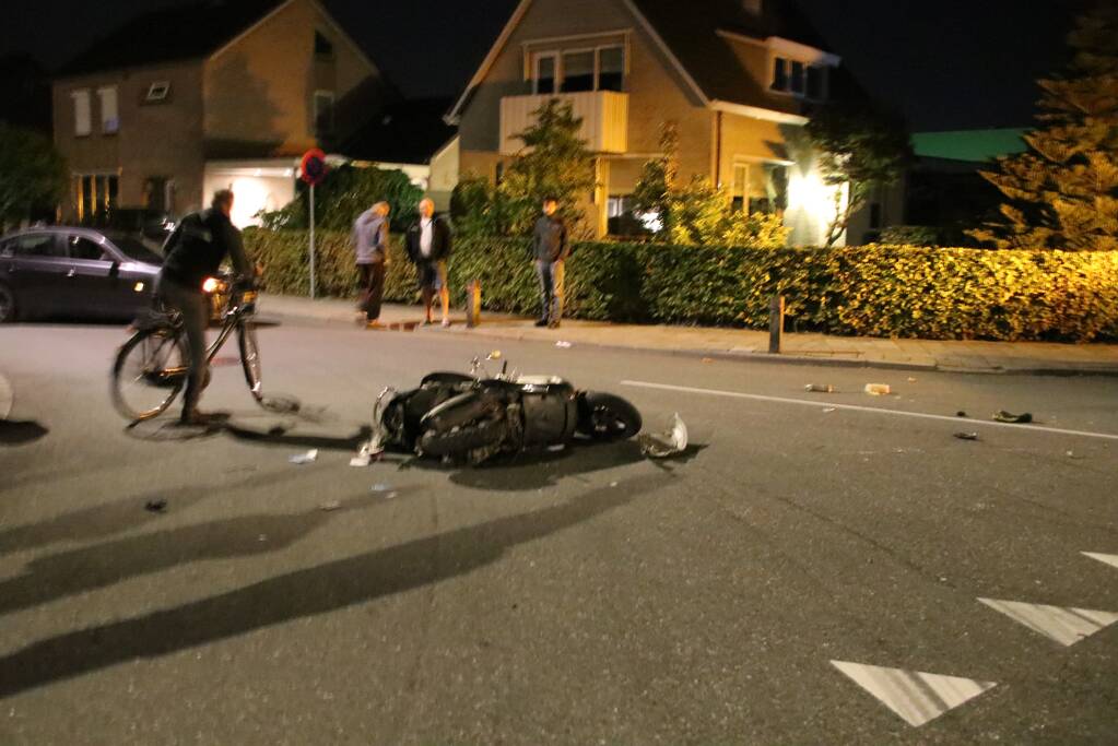 Bestuurder met snorscooter aangereden op kruising