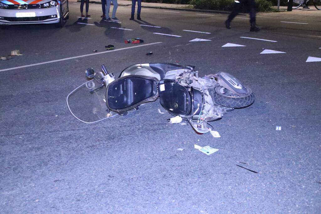 Bestuurder met snorscooter aangereden op kruising