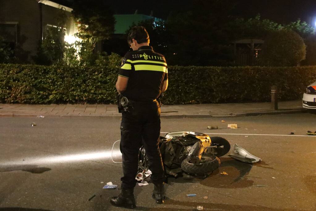 Bestuurder met snorscooter aangereden op kruising