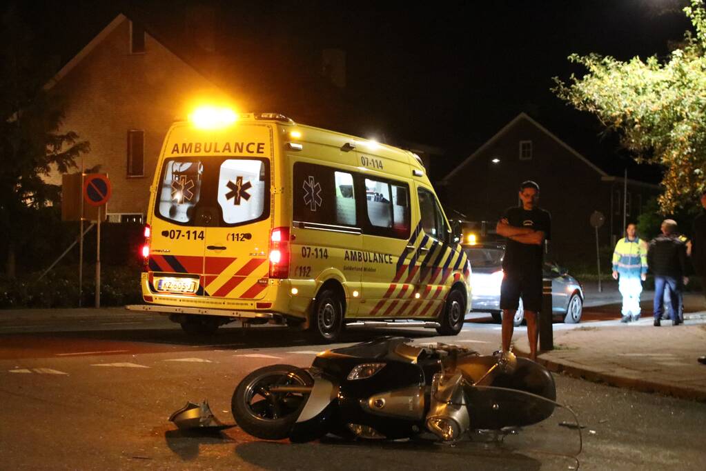 Bestuurder met snorscooter aangereden op kruising