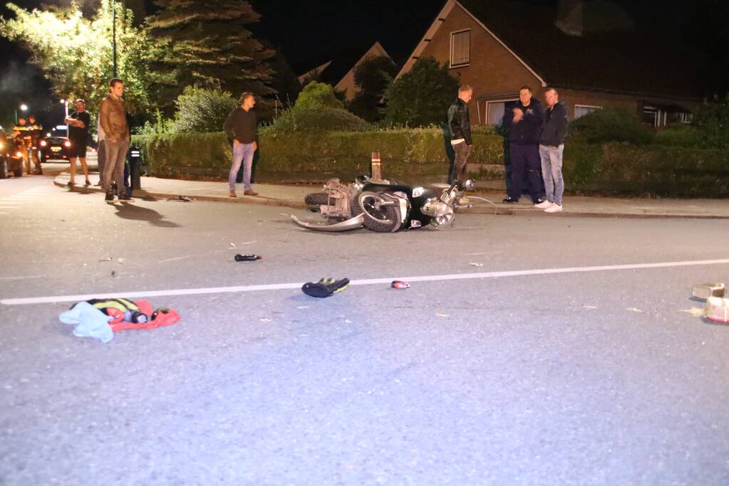 Bestuurder met snorscooter aangereden op kruising