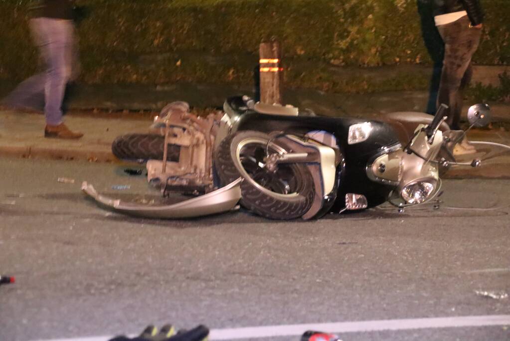 Bestuurder met snorscooter aangereden op kruising