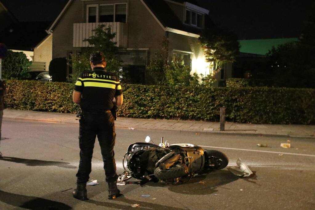 Bestuurder met snorscooter aangereden op kruising