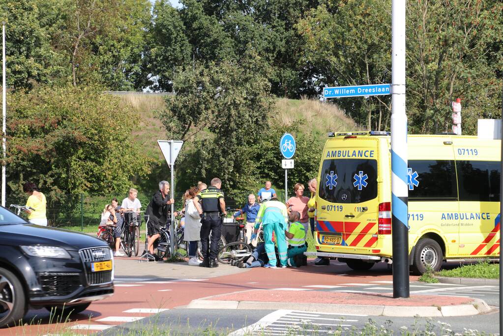 Overstekende fietser aangereden door auto op ovatonde
