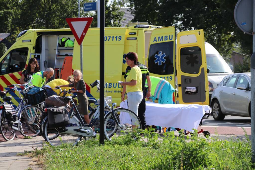Overstekende fietser aangereden door auto op ovatonde
