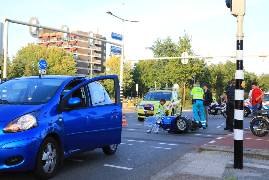 Overstekende brommer aangereden